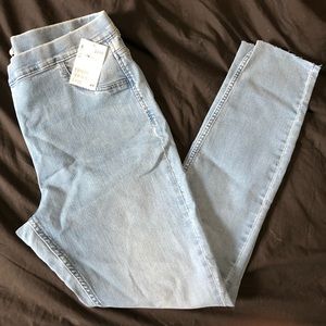 NEW WITH TAGS skinny jeans (very stretchy)